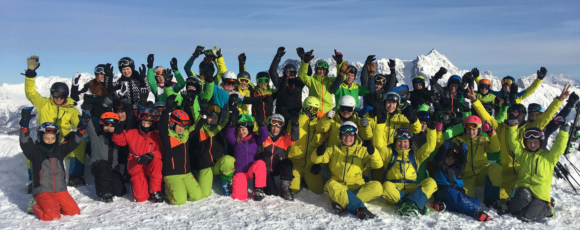 Freudiges Gruppenfoto im Schnee