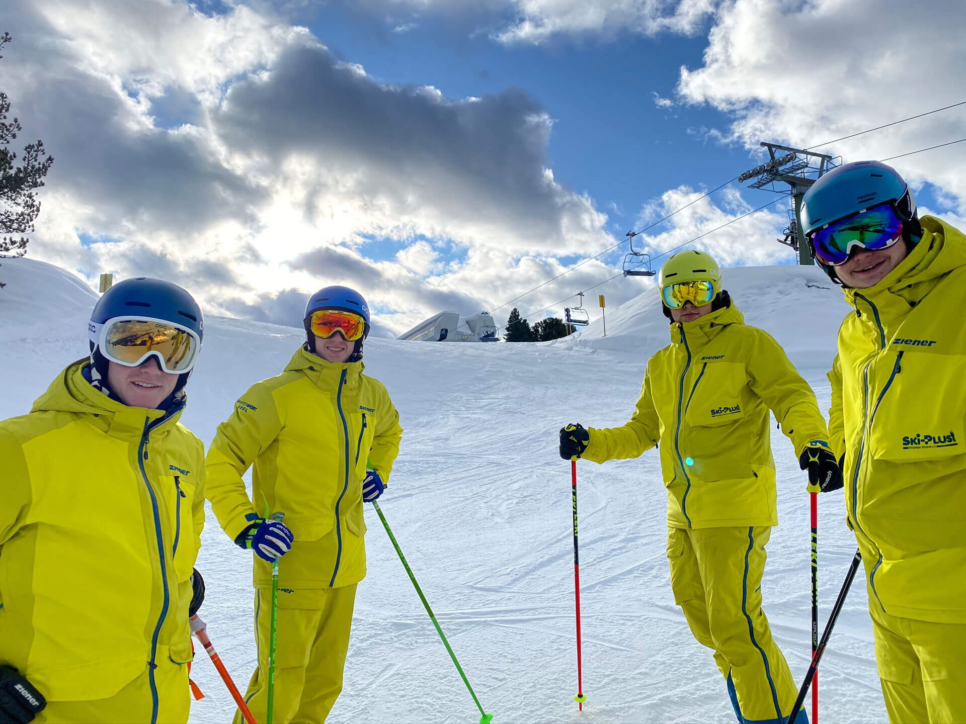 vier Leute in Skiausrüstung