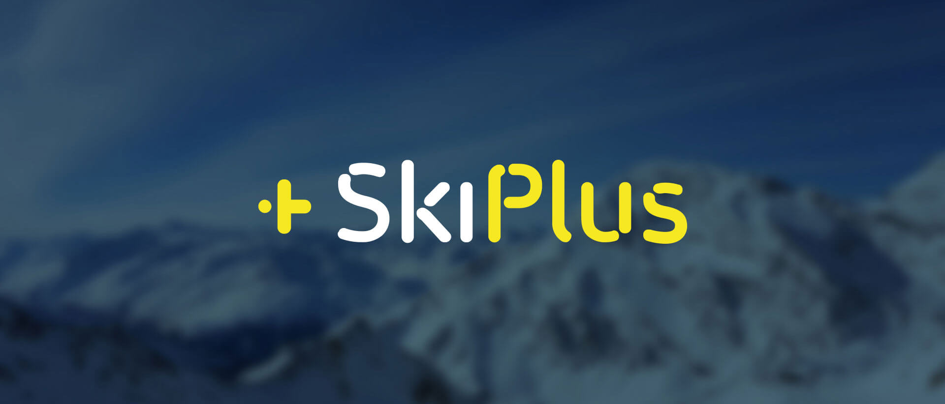 SkiPlus Logo mit verschwommenen Bergen im Hintergrund