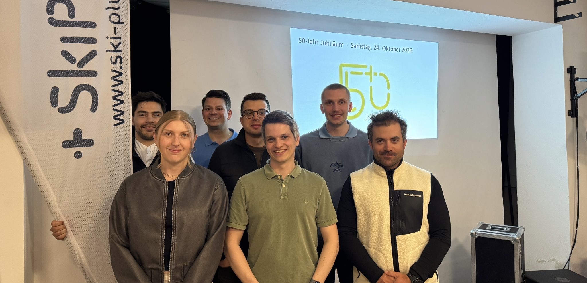 Ein Teil der neuen Vorstandschaft 2026/2028 - v.l.n.r: Willi Wurm, Franziska Krinner, Alex Becheru, Pirmin Schedlbauer, Thomas Becheru, Stefan Reichl und Jonas Schedlabuer. Nicht im Bild: Alexander Meier und Nina Steiger